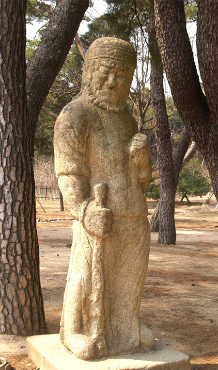 경주 괘릉을 지키는 무인석. 얼굴이나 옷차림으로 보아 이 무인은 서아시아 페르시아 계통이다.