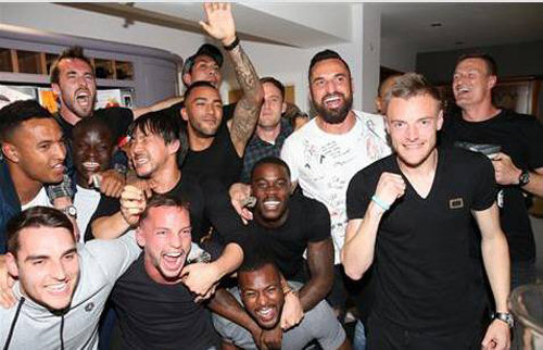선수들도 우승 축하 파티 EPL 우승을 차지한 레스터시티 선수들이 영국 멜턴 모브레이에 있는 제이미 바디(앞줄 오른쪽)의 집에 모여 우승 축하 파티를 하고 있다. 바디는 “레스터시티 역사상 가장 큰 영광을 팀의 일원으로 누리게 돼 행복하다”고 말했다. 레스터시티 홈페이지 캡처