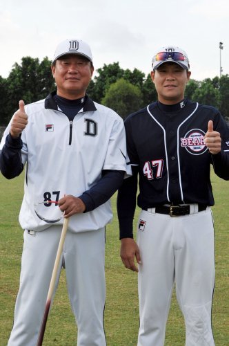 아버지 박철우 두산 타격코치와 아들 박세혁 백업포수. 두산 제공