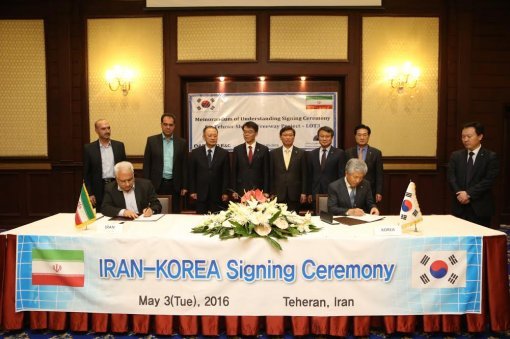 대우건설 박영식 사장(오른쪽)과 에티마디 테헤란 쇼말 고속도로 사장이 업무협약을 체결한 후 기념촬영을 하고 있다. 강호인 국토교통부 장관(뒷줄 왼쪽에서 네 번째) (자료제공:대우건설)