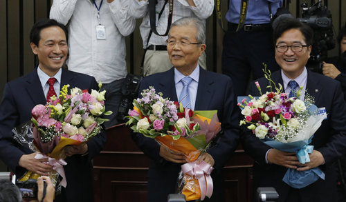 더불어민주당 원내대표로 선출된 우상호 후보가 4일 국회에서 당선 축하 꽃다발을 받고 있다. 홍진환 기자 jean@donga.com