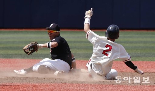 마산용마고 강동권(오른쪽)이 5일 목동구장에서 열린 제70회 황금사자기 전국고교야구대회 겸 주말리그 왕중왕전 장충고와 경기에서 4회 도루에 성공하고 있다. 목동｜홍진환 동아일보 기자 jean@donga.com