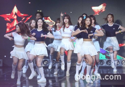 프로젝트 그룹 I.O.I가 5일 서울 장충체육관에서 열린 데뷔 앨범 쇼케이스에서 퍼포먼스를 선보이고 있다. 멤버들은 “올해 연말까지만 활동하는 만큼 하루하루가 소중하다”고 말했다. 동아닷컴 국경원 기자 onecut@donga.com