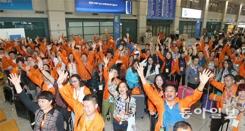 “한국 왔어요” 5일 오후 인천국제공항을 통해 입국한 중국난징중마이커지유한공사(중마이그룹) 관광객들이 손을 흔들고 있다. 중마이 관광단은 4박 5일 일정으로 서울과 경기 일대를 둘러볼 예정이다. 인천=장승윤 기자 tomato99@donga.com