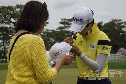 박성현이 6일 일본 이바라키현 이바라키 골프장에서 열린 JLPGA 투어 월드레이디스 챔피언십 살롱파스컵 2라운드 경기를 끝낸 뒤 연습그린 앞에서 여성팬의 모자에 사인을 해주고 있다. 사진 | 주영로 기자 na1872@donga.com