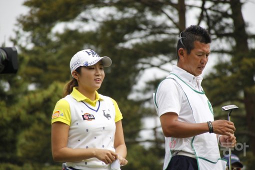 이보미(왼쪽)가 6일 일본 이바라키현 이바라키 골프장에서 열린 월드레이디스 챔피언십 살롱파스컵 2라운드에서 5언더파 67타를 치며 중갑합계 6언더파 138타를 기록, 렉시 톰슨과 함께 공동선두로 도약했다. 환상의 호흡을 보이고 있는 이보미와 캐디 시게노리. 사진 | 주영로 기자 na1872@donga.com