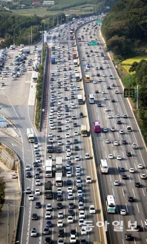 황금 연휴 마지막날, 고속도로 정체가 시작됐다. 사진은 기사와 직접적인 관련 없음. 동아일보DB