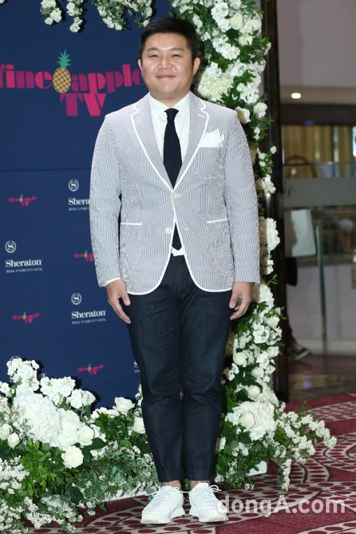 개그맨 조세호가 김가연-임요환 부부의 결혼식에 참석해 포토타임을 갖고 있다. 동아닷컴 방지영 기자 doruro@donga.com