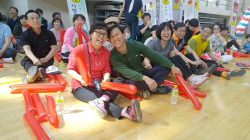 5일 대전 유성구 한밭대 실내체육관에서 열린 ‘대전 ME 가족모임’에 참석한 부부들이 행복한 웃음을 지어 보이고 있다. 천주교대전교구 제공