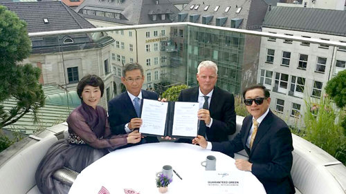 ㈜콜핑 박만영 회장이 지난해 7월 독일 심파텍스사와 친환경 소재인 ‘심파텍스’ 사용에 관해 양해각서를 체결했다. 콜핑 제공