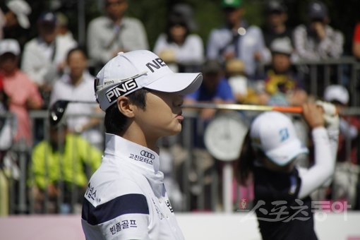 박성현이 8일 일본 이바라키현 이바라키 골프장에서 열린 JLPGA 투어 월드레이디스 챔피언십 살롱파스컵 최종4라운드에서 1번홀 티잉그라운드에서 페어웨이를 바라보며 잠시 생각에 잠겨 있다. 사진｜주영로 기자 na1872@donga.com