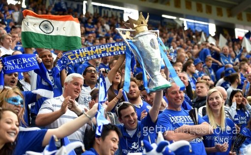 일찌감치 자력 우승을 확정한 레스터시티 선수단이 8일(한국시간) 킹파워 스타디움에서 열린 2015∼2016 잉글랜드 프리미어리그 37라운드 에버턴과의 홈 경기가 끝난 뒤 챔피언 트로피를 들어올리며 기쁨을 만끽하고 있다. 사진=ⓒGettyimages이매진스