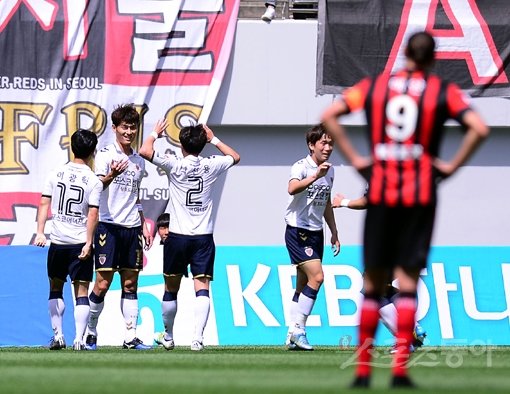 포항 양동현(가운데)이 8일 서울과의 원정경기에서 선제골을 성공시킨 뒤 동료들의 축하를 받고 있다. 상암｜김종원 기자 won@donga.com