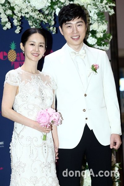 김가연-임요환이 8일 오후 서울 구로구 쉐라톤 서울 디큐브시티에서 열린 결혼식 기자회견에 참석해 포토타임을 하고 있다. 동아닷컴 방지영 기자 doruro@donga.com