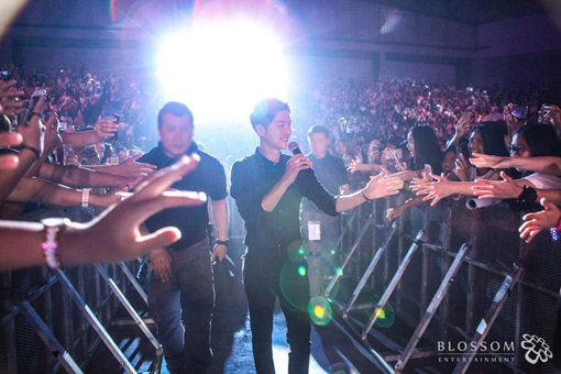 배우 송중기가 7일 태국 방콕 썬더돔에서 약4000명의 현지 팬들과 만나고 있다. 송중기는 이날 팬미팅을 시작으로 14일부터 25일까지 중국 베이징 등 9개 도시에서 팬미팅 무대를 펼친다. 사진제공｜블러썸엔터테인먼트