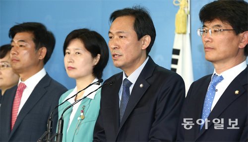 더불어민주당 우상호 원내대표가 8일 국회에서 신임 원내 부대표단 인선 결과를 발표하고 있다. 왼쪽부터 김병욱 백혜련 부대표, 우 원내대표, 박완주 수석부대표. 전영한 기자 scoopjyh@donga.com