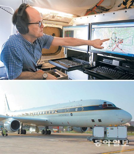 ‘한미 협력 대기 질 연구(KORUS-AQ)’를 위해 ‘한미 공동 대기질 연구’ 소속 글렌 디스킨 미국항공우주국(NASA) 
랭글리연구센터 연구원(맨위쪽 사진)이 8일 NASA의 연구용 항공기 ‘DC-8’을 타고 실시간 항로 정보를 손으로 가리키고 있다. 맨아래쪽 사진은 7일 한반도에서의 네 번째 비행을 준비 중인 NASA 연구용 항공기 ‘DC-8’. 평택=송경은 동아사이언스 기자