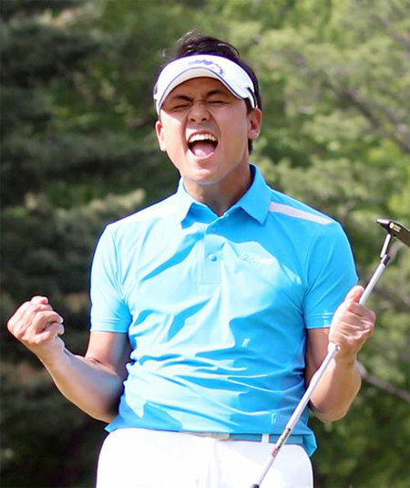 박상현(33·동아제약)이 8일 남서울CC에서 열린 제35회 GS칼텍스 매경오픈에서 2차 연장전 끝에 우승을 차지한 뒤 두 주먹을 불끈 쥔 채 우승의 기쁨을 만끽하고 있다. KPGA 제공