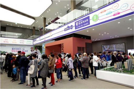 견본주택 유니트 관람을 기다리는 방문객들(자료제공:반도건설)