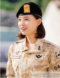 KBS드라마 〈태양의 후예〉에서 군복에도
감춰지지 않는 미모를 뽐낸 김지원.