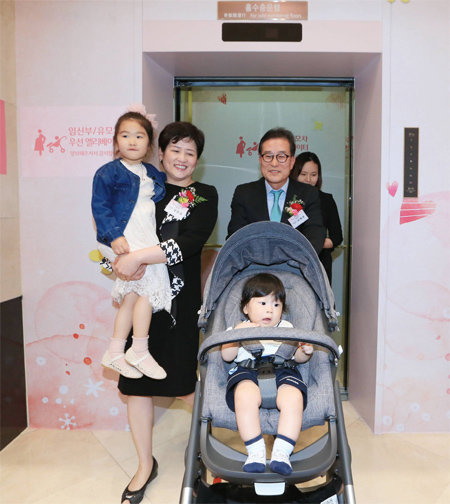 9일 서울 중구 소공로 롯데백화점 본점에서 이원준 롯데백화점 대표(유모차 뒤)와 강은희 여성가족부 장관(왼쪽에서 두 번째)이 유모차 전용 엘리베이터에서 내리고 있다. 사진공동취재단