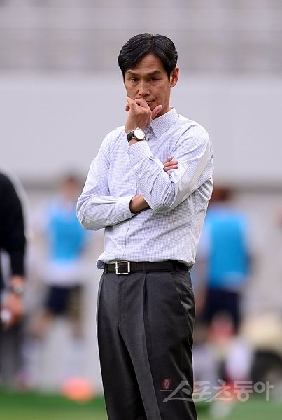 FC서울 최용수 감독이 8일 서울월드컵경기장에서 벌어진 포항 스틸러스와의 ‘현대오일뱅크 K리그 클래식 2016’ 9라운드 홈경기 도중 어두운 표정으로 그라운드를 응시하고 있다. 포항에 1-3으로 진 서울은 시즌 첫 2연패를 당하며 첫 고비를 맞았다. 상암｜김종원 기자 won@donga.com
