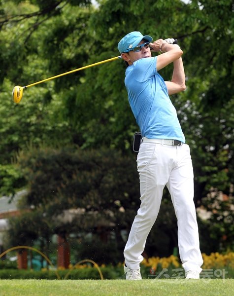 9일 경기도 용인 골드 CC에서 스포츠동아, 스포츠경향, 스포츠서울, 스포츠월드, 스포츠조선, 일간스포츠 등 스포츠전문 미디어 6개사가 공동 주최하는 ‘2016년 축구인 골프대회’가 열렸다. 신태용 올림픽 축구대표팀 감독이 호쾌한 스윙을 하고 있다. 대한축구협회를 비롯해 지난해 K리그 클래식(1부리그) 챔피언 전북 현대와 FA컵 우승팀 FC서울, 그리고 한국프로축구연맹이 후원하는 축구인 골프대회는 그라운드에서 승리를 놓고 한 치의 양보 없는 대결을 벌였던 축구인들이 이날 만큼은 승부를 잊고 필드에서 따뜻한 동료애를 나누는 화합과 우정의 한마당이다. 용인｜(사진공동취재단) 김진환 기자 kwangshin00@donga.com