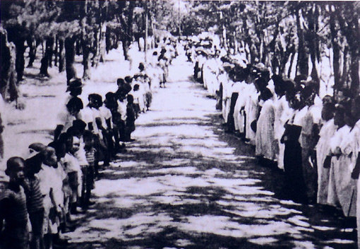 섬사람이 된 부모와 자식들은 ‘수탄장(愁嘆場)’에서 한 달에 한 번 재회하고 이별했다. 부모들(오른쪽)은 자식을 걱정했고, 자식들(왼쪽)은 부모 품에 안기려 애썼다. 그래서 바람은 왼쪽에서 오른쪽으로 불었을 터이다. 사진은 수탄장 안내판을 촬영한 것이다.