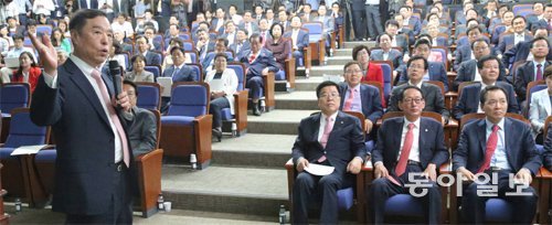 노무현 정부 시절 대통령정책실장을 지낸 김병준 국민대 교수(왼쪽 서 있는 사람)가 9일 국회에서 열린 새누리당 당선자 총회에서 ‘새누리당에 바란다’는 주제로 특강을 하고 있다. 김 교수는 탈당한 유승민 의원이 원내대표 시절 주장했던 ‘증세 없는 복지의 문제점’에 대해 집권 여당이 논의하지 않은 것은 무책임하다고 지적했다. 원대연 기자 yeon72@donga.com