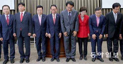 與 20대 국회 첫 원내대표단 9일 국회에서 열린 새누리당 당선자 총회에서 정진석 원내대표(왼쪽에서 
다섯 번째)를 비롯해 새로 구성된 20대 원내대표단이 인사하고 있다. 왼쪽부터 성일종 당선자, 김명연 의원, 김광림 정책위의장, 
김도읍 원내수석부대표, 정 원내대표, 최연혜 정태옥 이만희 당선자. 원대연 기자 yeon72@donga.com