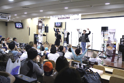 사진=탐앤탐스와 어베인뮤직은 지난 9일 세브란스병원에서 소아암 어린이를 위한 ‘따뜻TOM나눔’ 행사를 열었다. 어베인뮤직 소속 울랄라세션이 공연을 펼치고 있다.