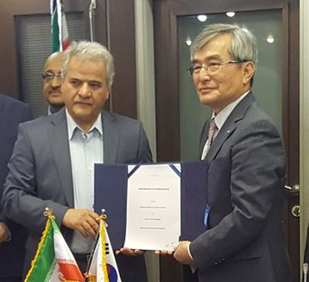 3일(현지 시간) 이란 테헤란에서 이승훈 한국가스공사 사장(오른쪽)과 이란 국영가스수출회사 알리레자 카멜리 사장이 사업협력 양해각서를 체결한 뒤 기념 촬영을 하고 있다. 한국가스공사 제공