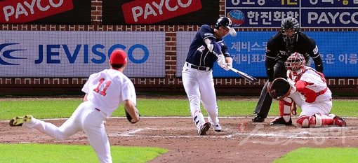 두산 김재환이 올 시즌 최초로 10홈런 고지를 밟았다. 10일 인천 SK행복드림구장에서 열린 SK와 원정경기서 연타석 홈런을 때리며 홈런 단독 선두로 올라섰다. 8회초 무사 1루서 결승 2점홈런을 치고 있는 김재환. 문학｜김종원 기자 won@donga.com