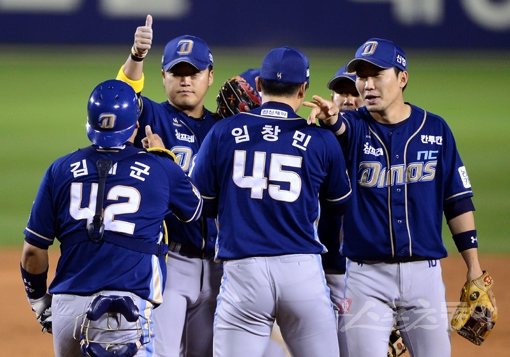 5명의 선발진이 계산대로 되고 있는 팀이 상위권에 포진하고 있다. NC는 올 시즌 에릭 해커~재크 스튜어트~이재학~이태양~이민호로 이어지는 5명의 선발 로테이션에 한 치의 오차도 없었고, 최근 상위권으로 치고 올라왔다. 스포츠동아DB