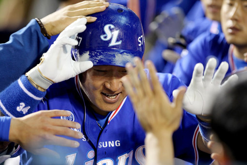 삼성 4번타자 최형우(가운데)가 10일 잠실구장에서 열린 LG와 원정경기서 3점홈런(시즌 8호) 포함 4타점을 쓸어 담으며 9-3 승리를 이끌었다. 사진제공｜스포츠코리아