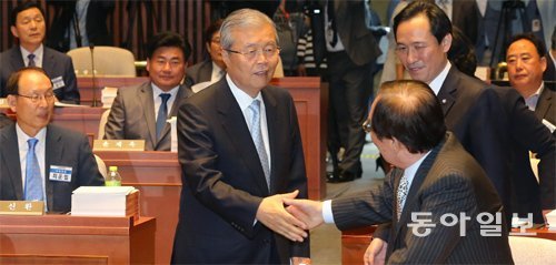 金대표, 후두염 수술받고 복귀 더불어민주당 김종인 비상대책위원회 대표(가운데)가 10일 국회에서 열린 당 초선 당선자 워크숍에서 강연자로 나선 임채정 전 국회의장과 악수하고 있다. 김 대표 옆은 우상호 원내대표. 원대연 기자 yeon72@donga.com