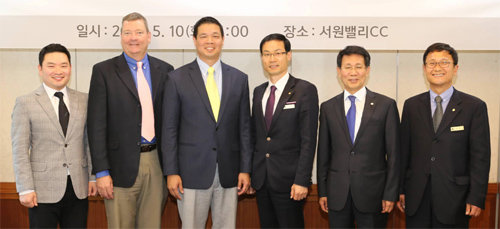 10일 경기 파주시 서원밸리CC에서 업무 제휴식을 가진 서원밸리CC와 원 클럽 파머 어드밴티지 관계자들이 기념 촬영을 하고 있다. 서원밸리CC 제공