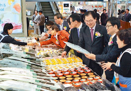 롯데백화점 광주점은 3월 지역 특산물 판로 개척과 소비 확대를 위해 지역 농특산물 대바자를 열어 호응을 얻었다. 롯데백화점 광주점 제공