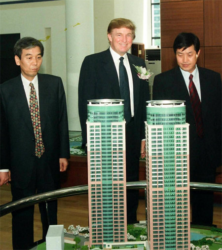 도널드 트럼프(가운데)가 1999년 5월 29일 서울 영등포구 대우트럼프월드 본보기집에서 대우건설 관계자들과 기념촬영을 하고 있다. 대우건설 제공