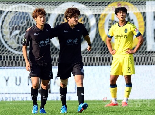 성남FC의 핵심 멤버인 김두현(앞 왼쪽)과 황의조는 그라운드 뿐만 아니라 일상에서도 룸메이트로서 돈독한 관계를 과시한다. 과거 잉글랜드 무대를 경험한 김두현은 차세대 공격수로 주목받는 황의조에 대해 “아직도 더 발전할 수 있는 선수”라며 칭찬을 아끼지 않았다. 스포츠동아DB