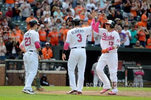 볼티모어의 매니 마차도(맨 오른쪽)는 어린 나이지만 팀의 리더도 떠오르고 있다. 마차도가 9일(한국시간) 오클랜드전에서 8회 승부에 쐐기를 박는 만루홈런을 날린 뒤 동료들과 하이파이브를 하고 있다. 사진=ⓒGettyimages이매진스