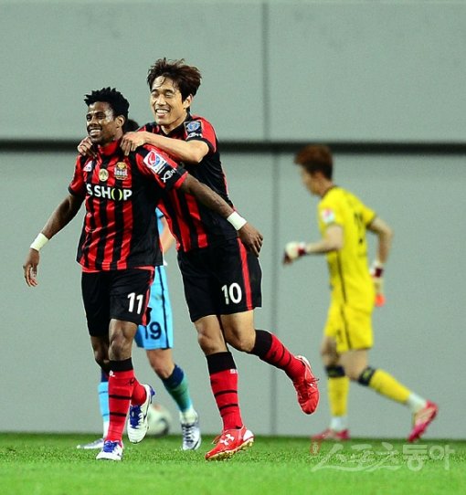 서울 아드리아노(왼쪽)가 11일 대구전 연장 전반 13분 3-2로 앞서가는 역전골을 성공시킨 뒤 박주영의 축하를 받고 있다. 상암｜김종원 기자 won@donga.com