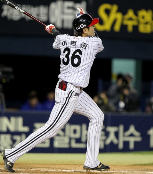 LG 이형종이 11일 잠실구장에서 열린 삼성전 6회말 1사 1·3루에서 조현근을 상대로 3점홈런을 터트리고 있다. 투수로 입단한 이형종이 프로 데뷔 후 처음 때려낸 홈런이라 의미가 크다. 사진제공｜스포츠코리아