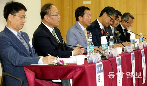 전국국공립대총장협의회가 11일 국회 의원회관에서 개최한 ‘국회 포럼’에서 박남기 전 광주교대 총장(왼쪽에서 세 번째)이 국공립대의
 바람직한 발전 모델에 관해 발표하고 있다. 왼쪽부터 김종현 한경대 기획처장, 본보 심규선 대기자, 박 전 총장, 김영식 금오공대
 총장, 신문규 교육부 대학정책과장, 김병주 영남대 교수. 전영한 기자 scoopjyh@donga.com