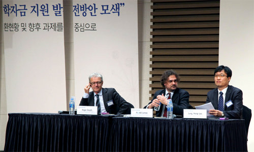 한국장학재단이 10일 대구 경북대에서 개최한 제5회 국제학자금포럼에 참석한 각국 전문가들이 학자금 지원 제도를 안정적으로 유지하기 위한 방안을 논의하고 있다. 한국장학재단 제공