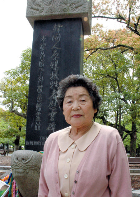 재일동포 2세인 박남주 씨는 13세에 피폭된 이후 갖가지 후유증에 시달렸다. 박 씨는 동아일보와의 전화 인터뷰에서 “27일 히로시마를 찾는 버락 오바마 대통령이 한국인 위령비에도 꼭 헌화했으면 좋겠다”고 말했다. 아사히신문 제공
