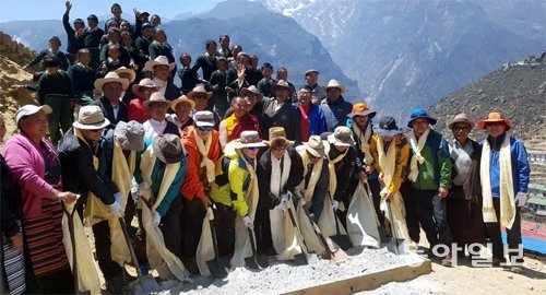 지난달 25일 네팔 쿰부 히말라야 남체바자르 마을에서 열린 종합병원 기공식에서 산악인 엄홍길 대장(앞줄 왼쪽에서 일곱 번째)과 마을 주민 등이 첫 삽을 뜨고 있다. 남체바자르=윤수민 채널A 기자 soom@donga.com