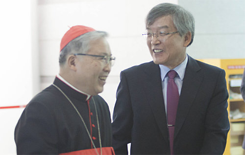 11일 서울성모병원 개원 80주년 기념 미사를 집전한 염수정 추기경(왼쪽)과 승기배 서울성모병원장. 서울성모병원 제공