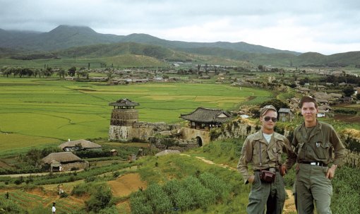 1953년 주한미군으로 근무했던 로버트 리 월워쓰 병장(오른쪽). 뒤쪽으로는 화서문과 서북공심돈의 모습이 보인다. 이 사진은 당시 촬영한 전경과 인물 사진을 합성한 것이다.  수원화성박물관 제공