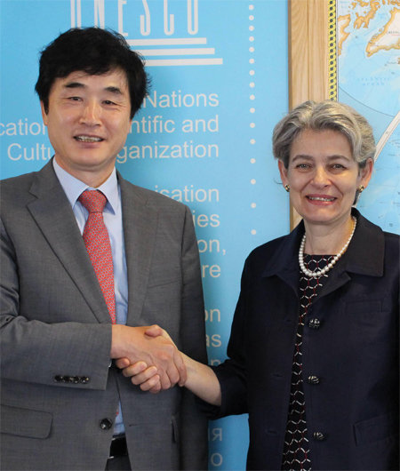 정병윤 경북도 경제부지사(왼쪽)가 9일 유네스코 본부에서 이리나 보코바 사무총장과 경북의 국제행사에 관한 협력을 논의한 뒤 악수하고 있다. 경북도 제공